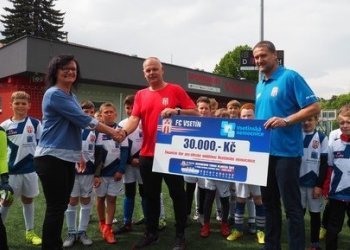 FC VSETÍN DAROVAL DĚTSKÉMU ODDĚLENÍ VSETÍNSKÉ NEMOCNICE 30 000,- KČ