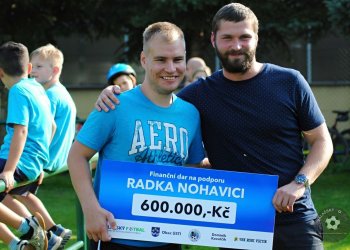 Radek Nohavica převzal šek na 600 000,- Kč