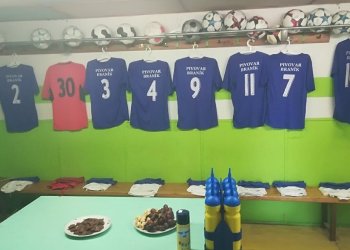 Ze zlatého archívu valašského fotbalu - Hrající trenér Stříteže Josef Mikulenka zajišťuje svým svěřencům do kabiny ligový servis