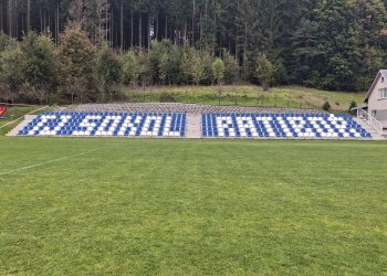 Nová tribuna na fotbalovém hřišti v Ratiboři je hotová. Pokřtí se nejen zápasem s Halenkovem