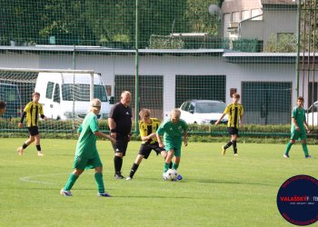 Fotoreportáž z derby starších žáků VKK - Hovězí. Hlavní hvězdou čtyřgólový František Marek