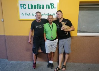 Lhotka posiluje těžkými kalibry. Dokonce i čivava má přístup do prezidentova křesla na tribuně