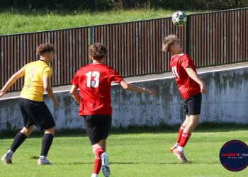 Zajímavý dorostenecký fotbal v Karolince. V rychlém úvodu rozhodl Králík