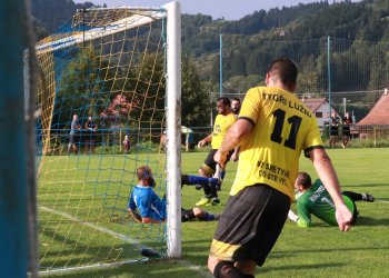 Mladicí z Halenkova okolo veterána Jakeše si cení skalpu Tygrů