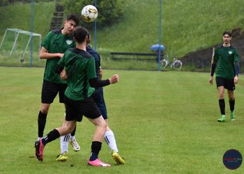 Přípravné derby v Horní Lidči smírně. Kamarádi proti sobě na lavičkách