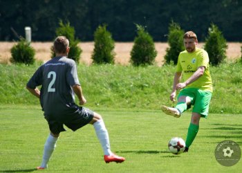 Lhotka dala Kladerubům šach mat za prvních třicet minut. Na kraji zálohy zářil Martin Závada