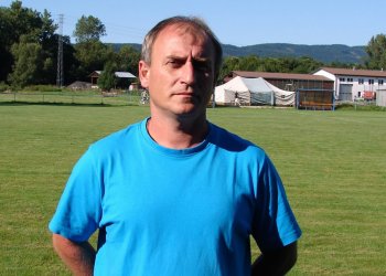 Foto č. 1 - Ze zlatého archívu valašského fotbalu - Symbol Hrachovce je jeho hráč, kapitán, trenér a předseda Dušan Janošek