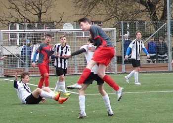 Foto č. 2 - Vsetínští dorostenci na úvod jara branku nedali
