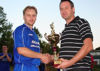 Foto č. 1 - Valašský fotbal gratuluje Martinu Strakovi k padesátinám