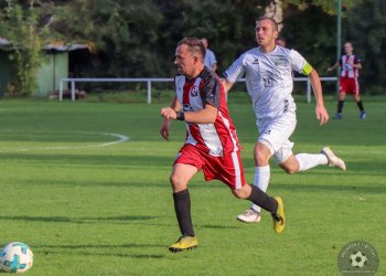 Foto č. 5 - V čele fotbalového ponížení Valašských Příkaz v Podlesí byl Robert Tydlačka
