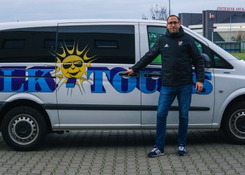 Foto č. 1 - BANÍK DĚKUJE PARTNEROVI ZA CENNÝ VĚCNÝ DAR