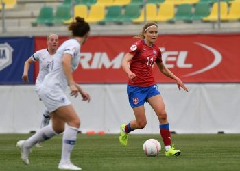 Foto č. 1 - Kamila Dubcová u remízy s Finskem