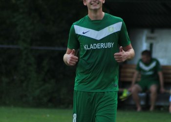 Foto č. 1 - Richard Müller brousí defenzívu Kladerub a sportovní žurnalistiku