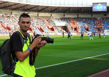 Foto č. 1 - Jiří Koleček tvrdí muziku v obraně Juřinky a za spouští fotoaparátu