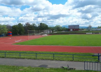Foto č. 4 - Brankáři jinak v akci! Valmez se příkladně stará o svůj stadion