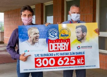 Foto č. 1 - Skvělý počin Fastavu a Slovácka - KLUBY PŘEDALY ŠEK NEMOCNICÍM VE ZLÍNĚ A UHERSKÉM HRADIŠTI