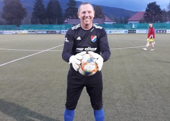 Foto č. 1 - Brankář Baníku Ostrava Jan Laštůvka věnoval svému kolegovi z rožnovské rezervy Jardovi Juráňovi nové rukavice a ten to oslavil brankou