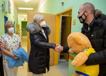 Foto č. 2 - ŠEVCI NA VÁNOČNÍ NÁVŠTĚVĚ NA DĚTSKÉM ODDĚLENÍ V KNTB