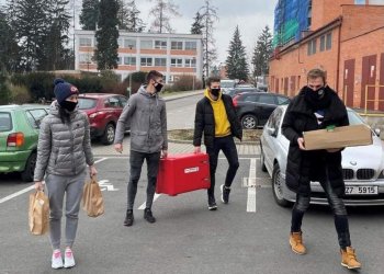 Foto č. 1 - Novinka z Fastavu - ŠEVCI V NEMOCNICI. ZDRAVOTNÍKŮM PODĚKOVALI ZA PÉČI
