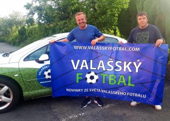 Foto č. 1 - Instalujeme u partnerských klubů nové reklamní plachty www.valasskyfotbal.com