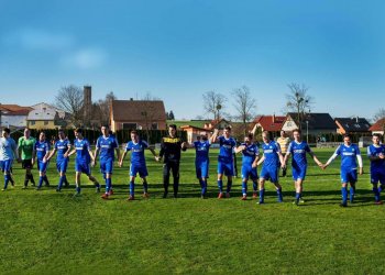 Foto č. 1 - Výborný podzim v divizi. Naši zástupci se seřadili těsně za pódiem