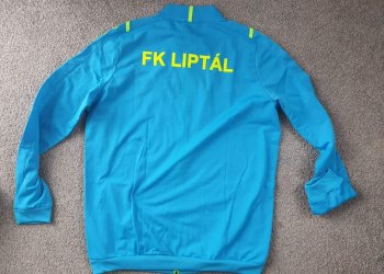 Foto č. 1 - FK Liptál je kompletně v klubovém. Po mládeži se mikin dočkali i muži