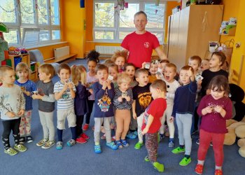 Foto č. 1 - Šéftrenér mládeže TJ Valašské Meziříčí Ondřej Koňařík aktivně navštěvuje místní školky a školy a rozvíjí základní pohybové dovednosti dětí