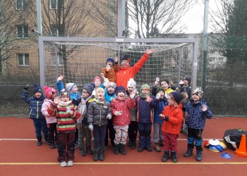 Foto č. 3 - Šéftrenér mládeže TJ Valašské Meziříčí Ondřej Koňařík aktivně navštěvuje místní školky a školy a rozvíjí základní pohybové dovednosti dětí