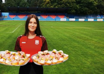 Foto č. 1 - Probíhá poslední předprodej na zápas valašského podzimu Vsetín - Zbrojovka Brno. Chlebíčky pro Petra Švancaru připraveny
