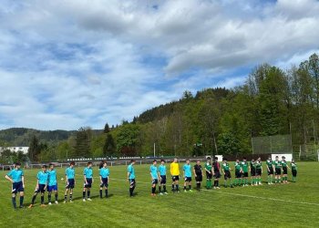 Foto č. 4 - Trenér SD dorostu Lidečko/Horní Lideč oceňuje práci svého trenérského kolegy z VKK