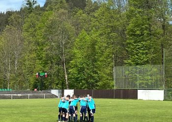 Foto č. 2 - Trenér SD dorostu Lidečko/Horní Lideč oceňuje práci svého trenérského kolegy z VKK