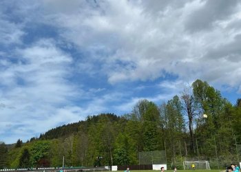 Foto č. 1 - Trenér SD dorostu Lidečko/Horní Lideč oceňuje práci svého trenérského kolegy z VKK