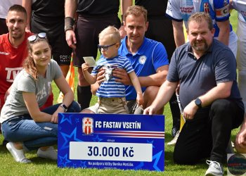 Foto č. 5 - FC FASTAV VSETÍN PŘEDAL ŠEK NA 30 000,- KČ RODIČŮM BENÍČKA MATŮŠE