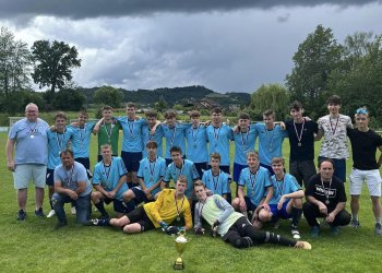 Foto č. 2 - Jeden zápas o dvě trofeje. Jedna nevyšla SD dorostu Lidečko/Horní Lideč po penaltách, druhá je na dosah