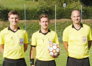 Foto č. 2 - Vzpomínkové tablo rozhodčích