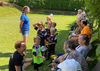 Foto č. 5 - Fotbal spojuje generace: Emoční setkání mladých hráčů Lidečka s klienty Diakonie Vsetín