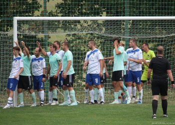 Foto č. 1 - „Bez vás to nejde.“ Lukáš Labaj po emotivním závěru zápasu vyzval rozhodčí, aby u fotbalu zůstali