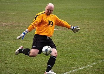 Foto č. 1 - Ze zlatého archívu valašského fotbalu - Marian Zimek jako brankářská legenda valašského fotbalu stále pokračuje!