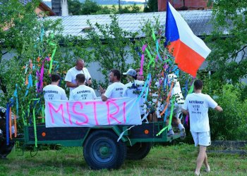 Foto č. 87 - Kateřinice - Lhota u Vsetína a oslavy prvního místa v 1. B třídě